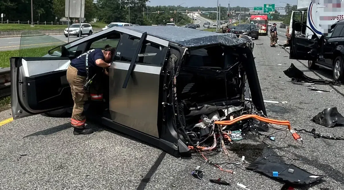 Cybertruck breekt doormidden bij crash met tien auto's