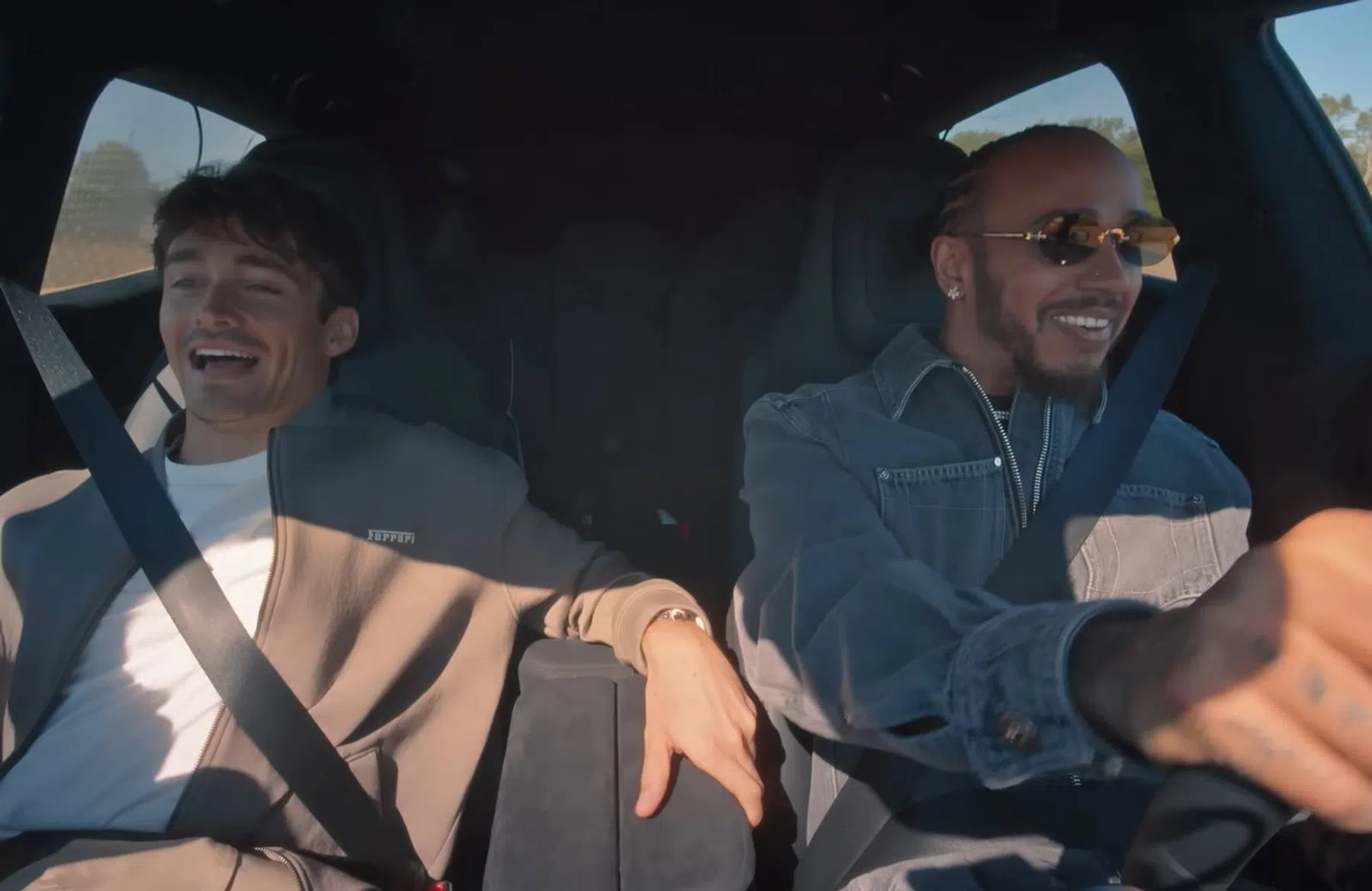 VIDEO: Hamilton en Leclerc rijden in elektrische Ferrari Luce