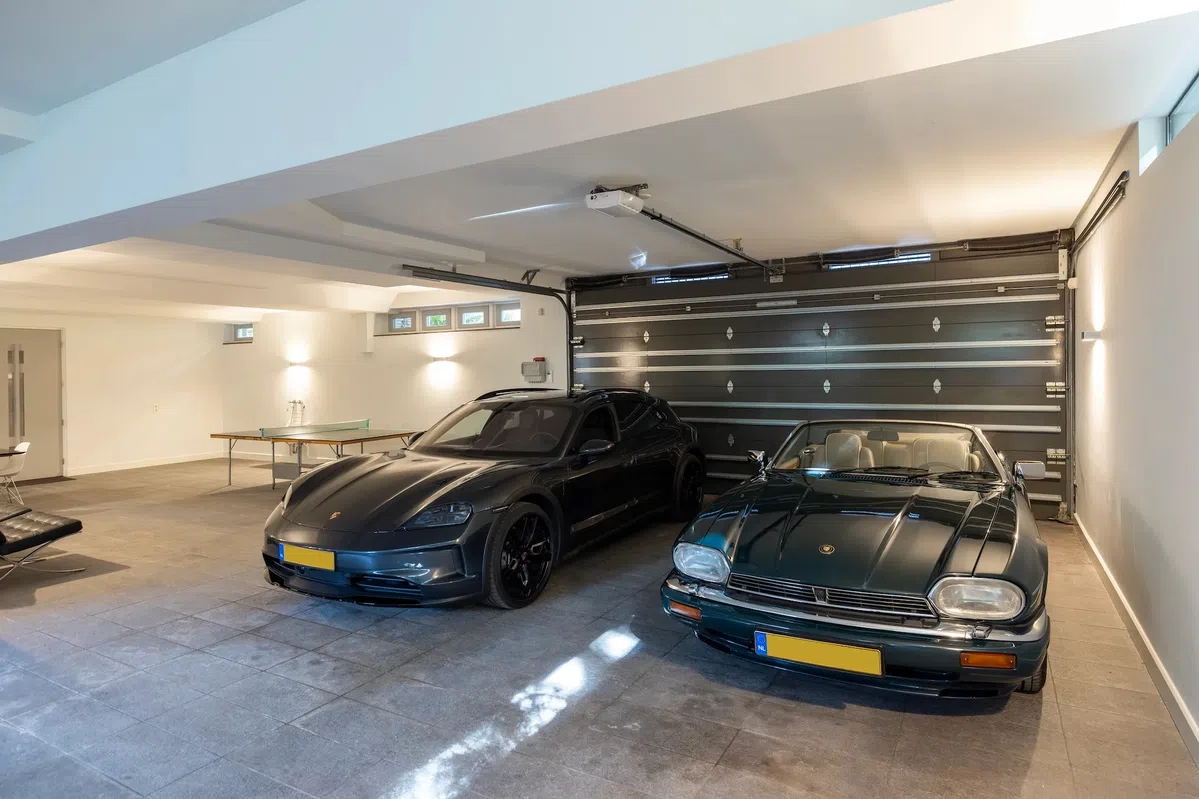In deze villa kun je pingpongen naast je Porsche