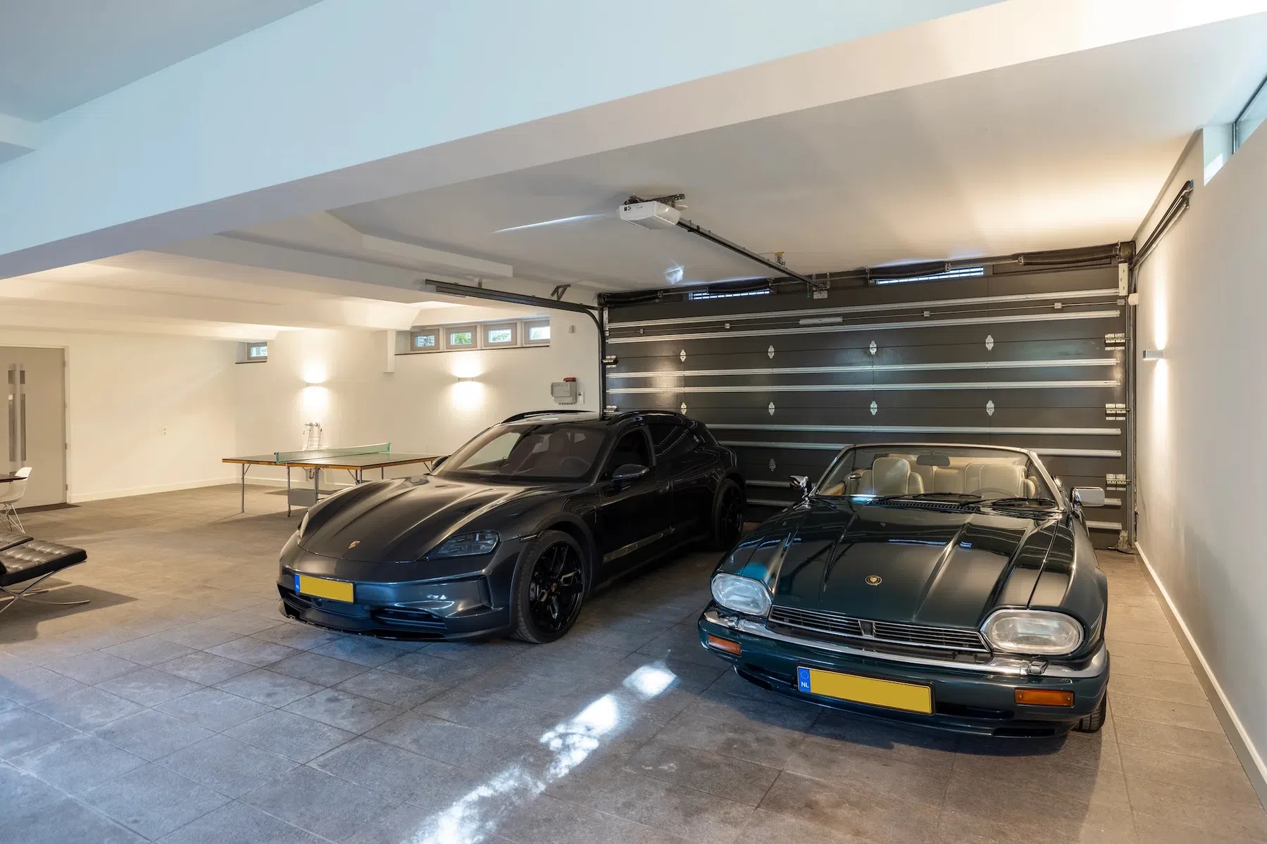 Villa met garage voor 8 auto’s én tafeltennistafel naast Porsche Taycan