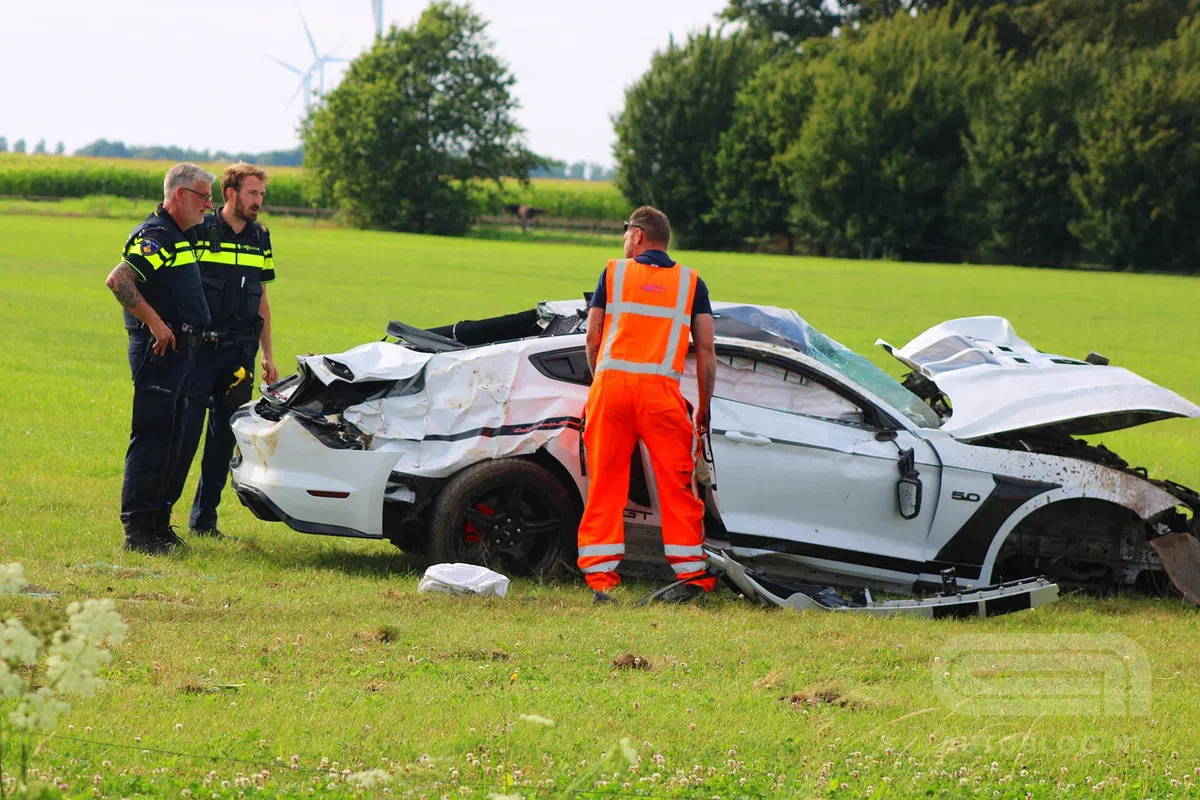 Ford Mustang crasht hard in Flevoland, eindigt in weiland