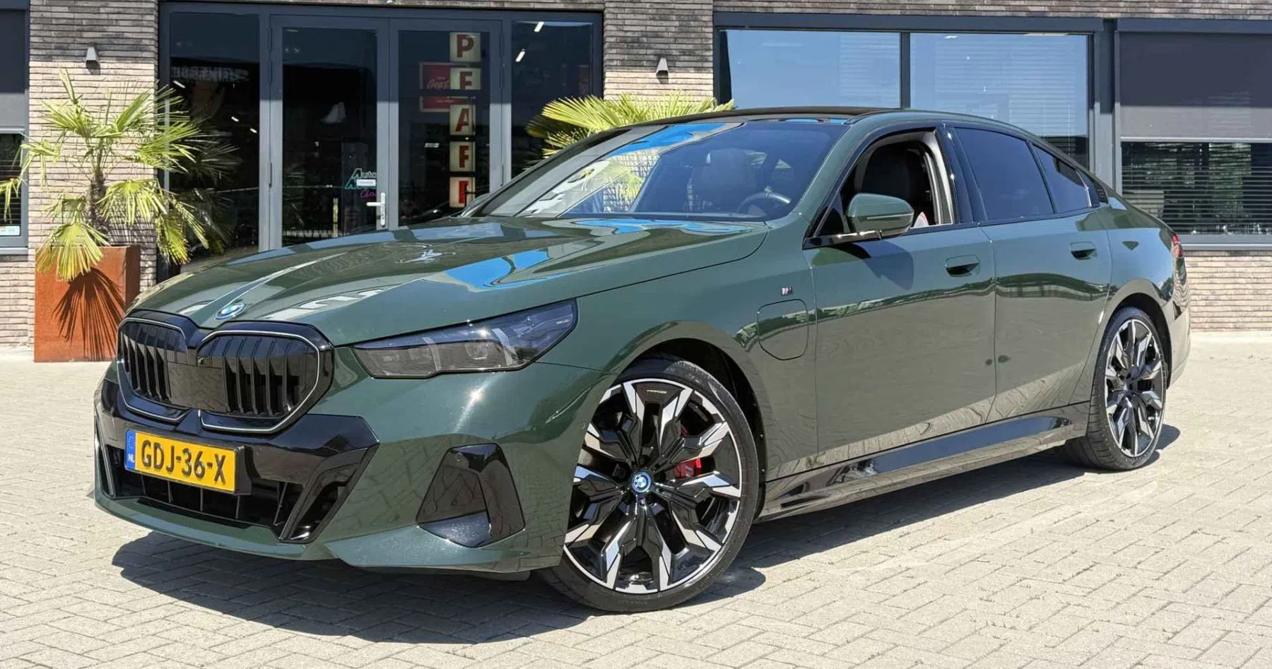 BMW 5 Serie met bijzonder interieur is wel fraai