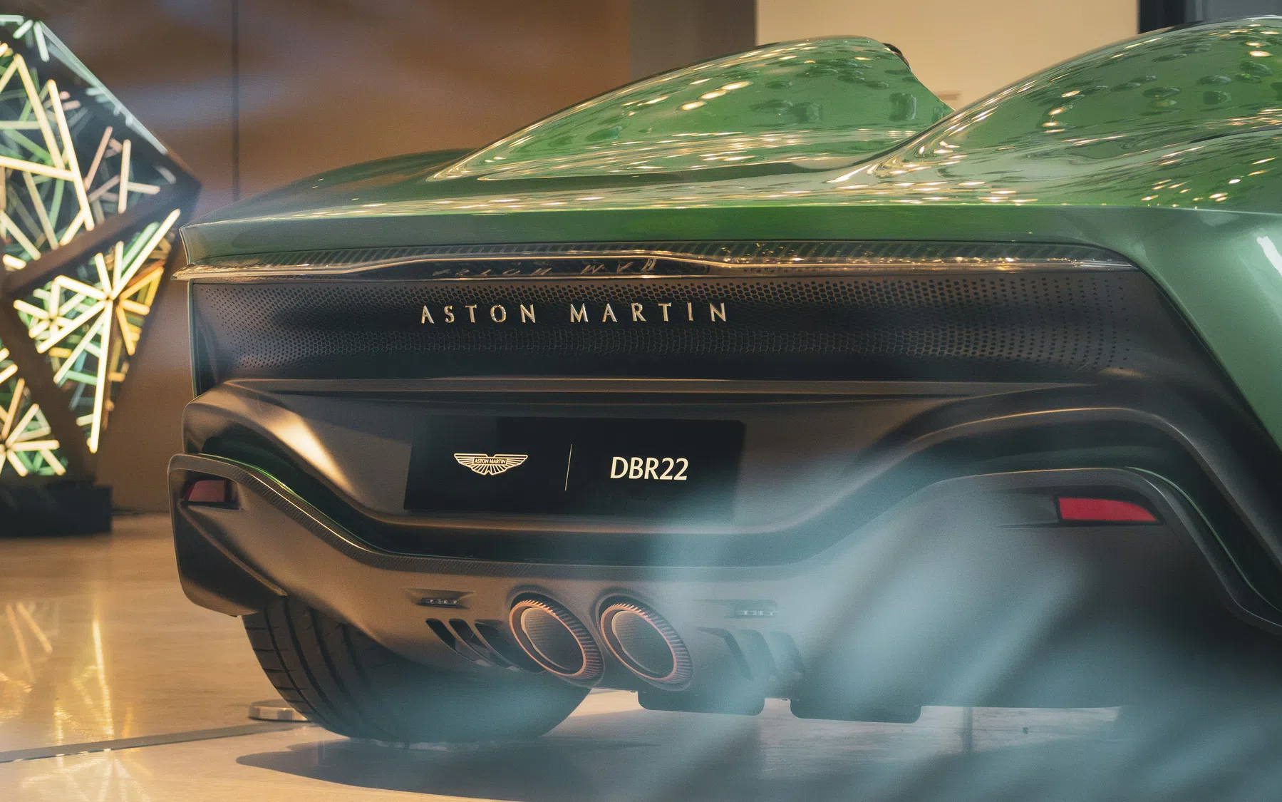 Aston Martin nog dieper in de shit nu investeerders dreigen met rechtszaken
