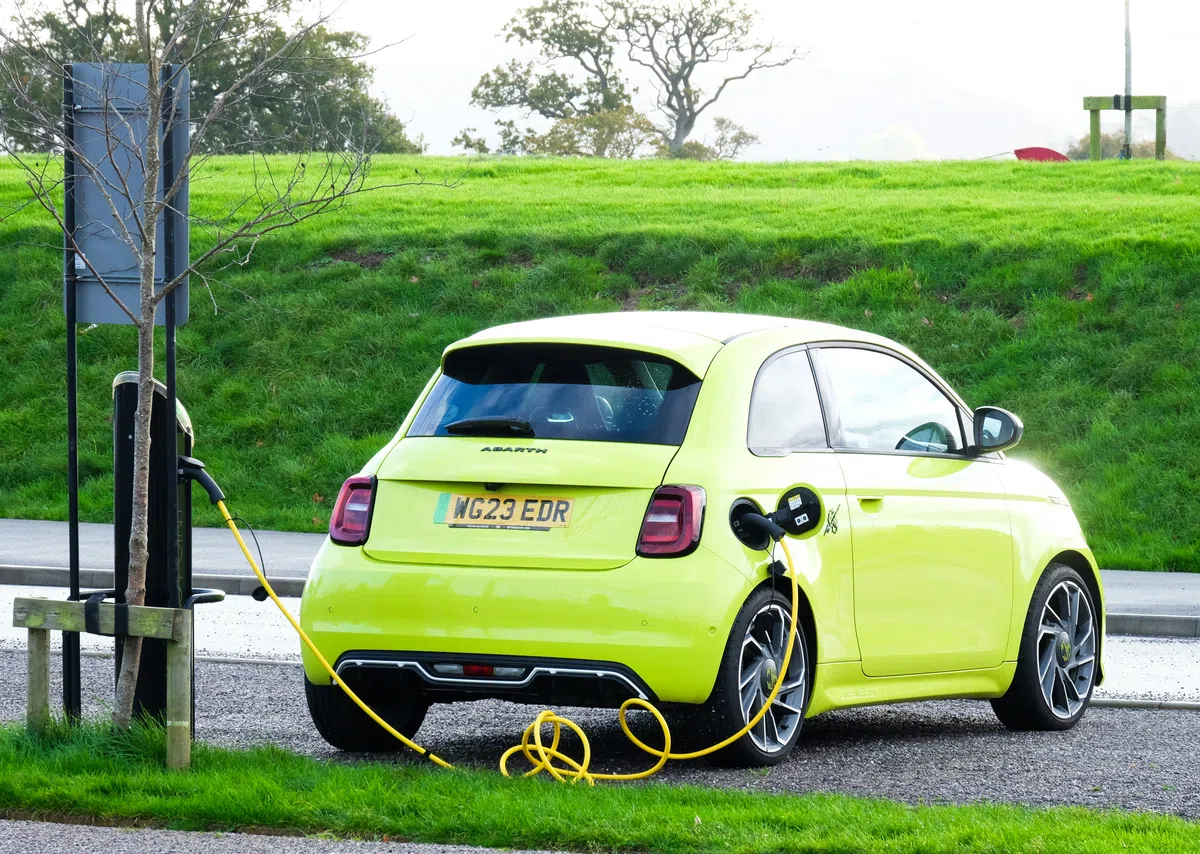 Jij moet nog meer betalen bij de pomp om armen in EV te krijgen, aldus economen