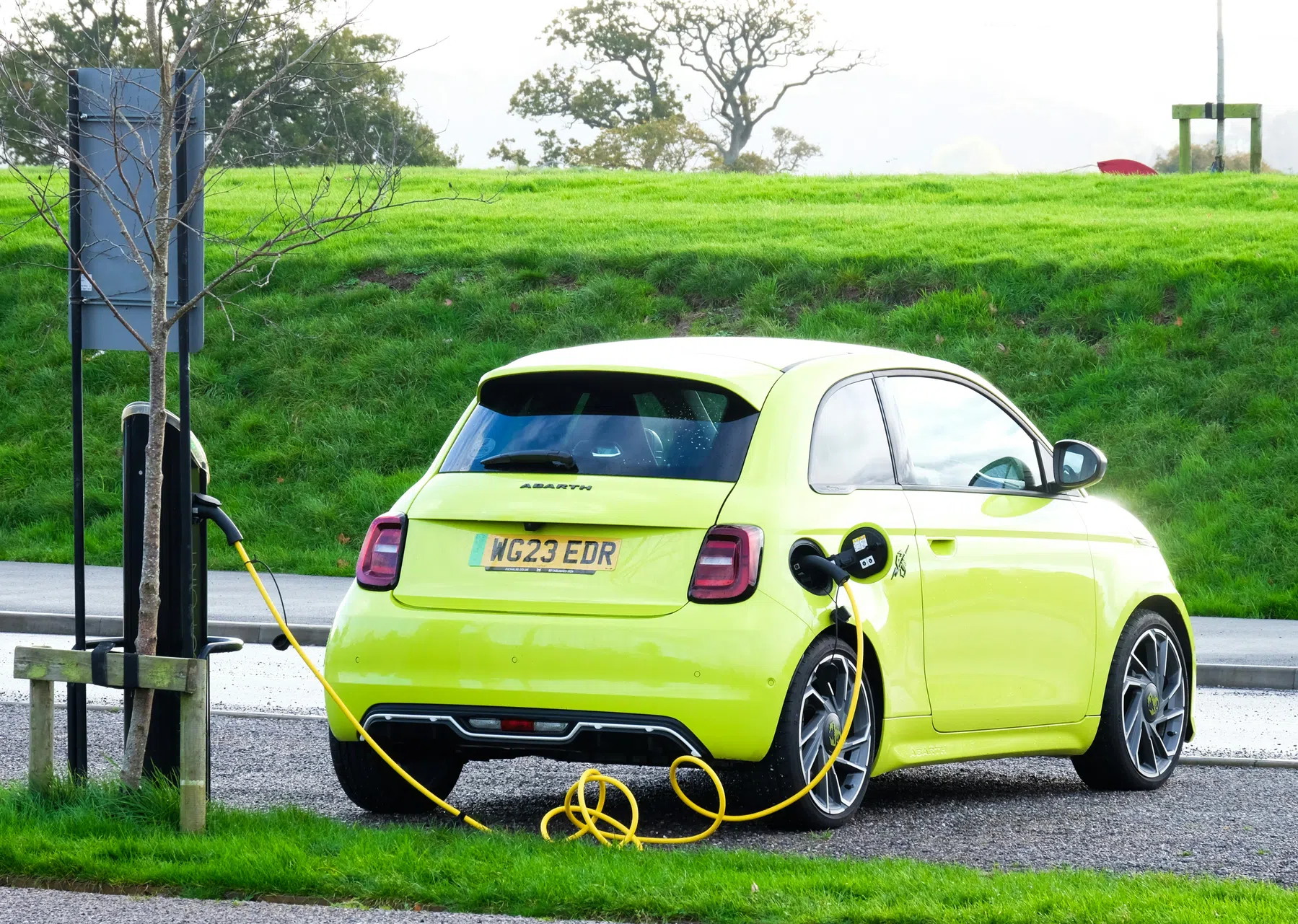 Economen vinden dat de benzineprijs omhoog kan om armen in lease-ev te helpen