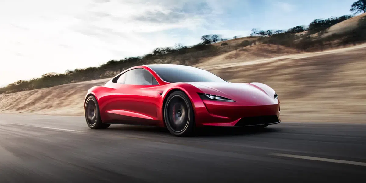 Geloven we deze man wel als hij zegt dat de Tesla Roadster heel snel komt?