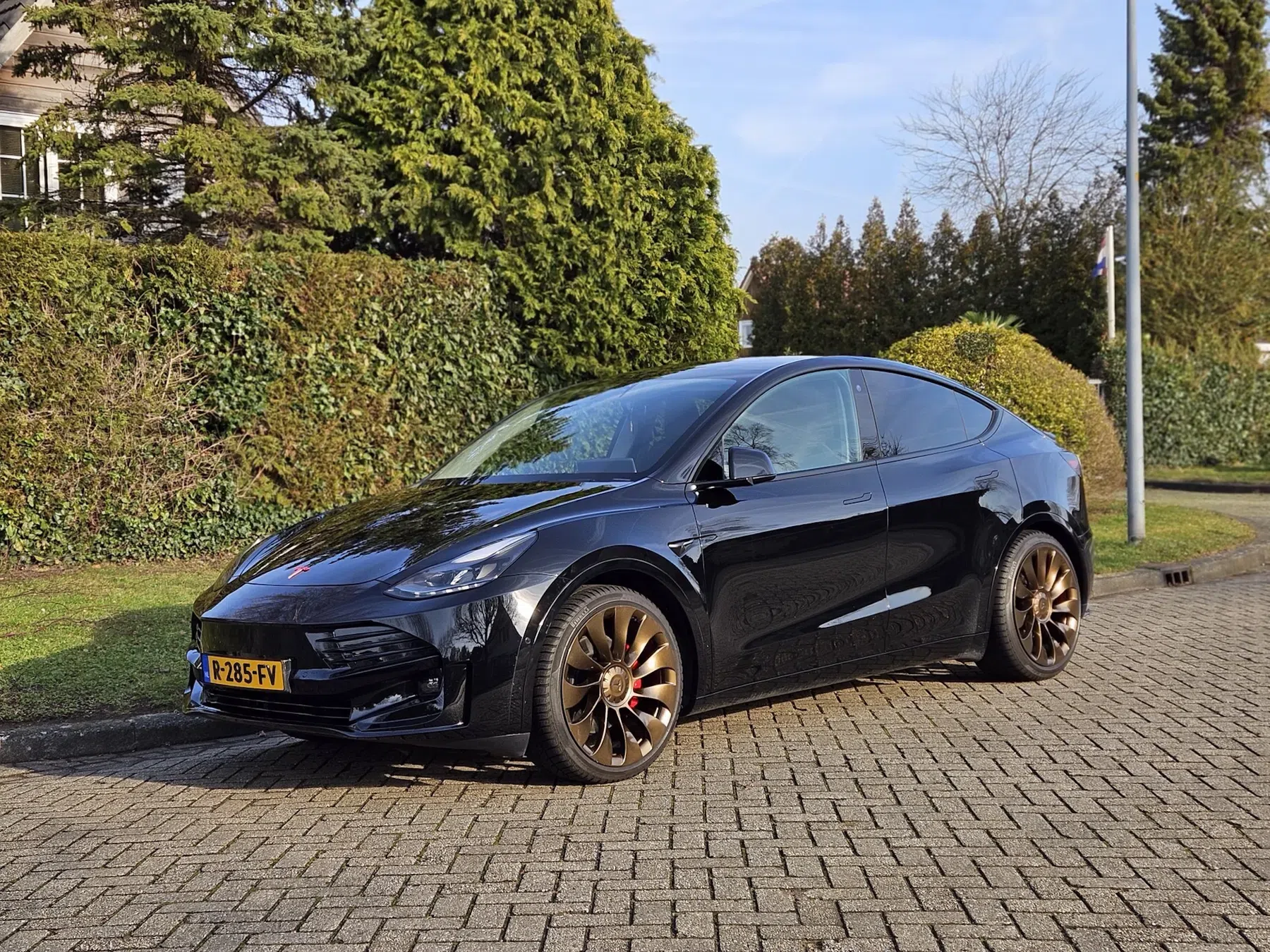 Tesla roept 20.000 auto’s terug om te felle koplampen