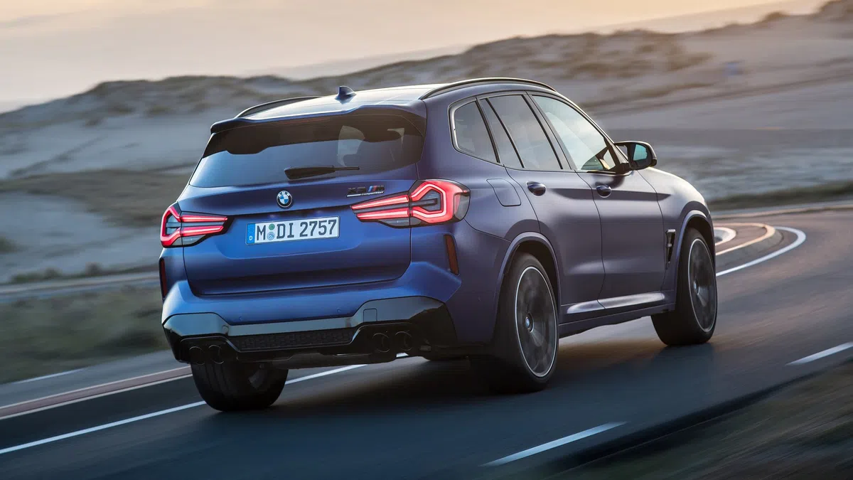 Voetballer rijdt 300 km/u en drift over rotondes in zijn BMW, moet de bak in