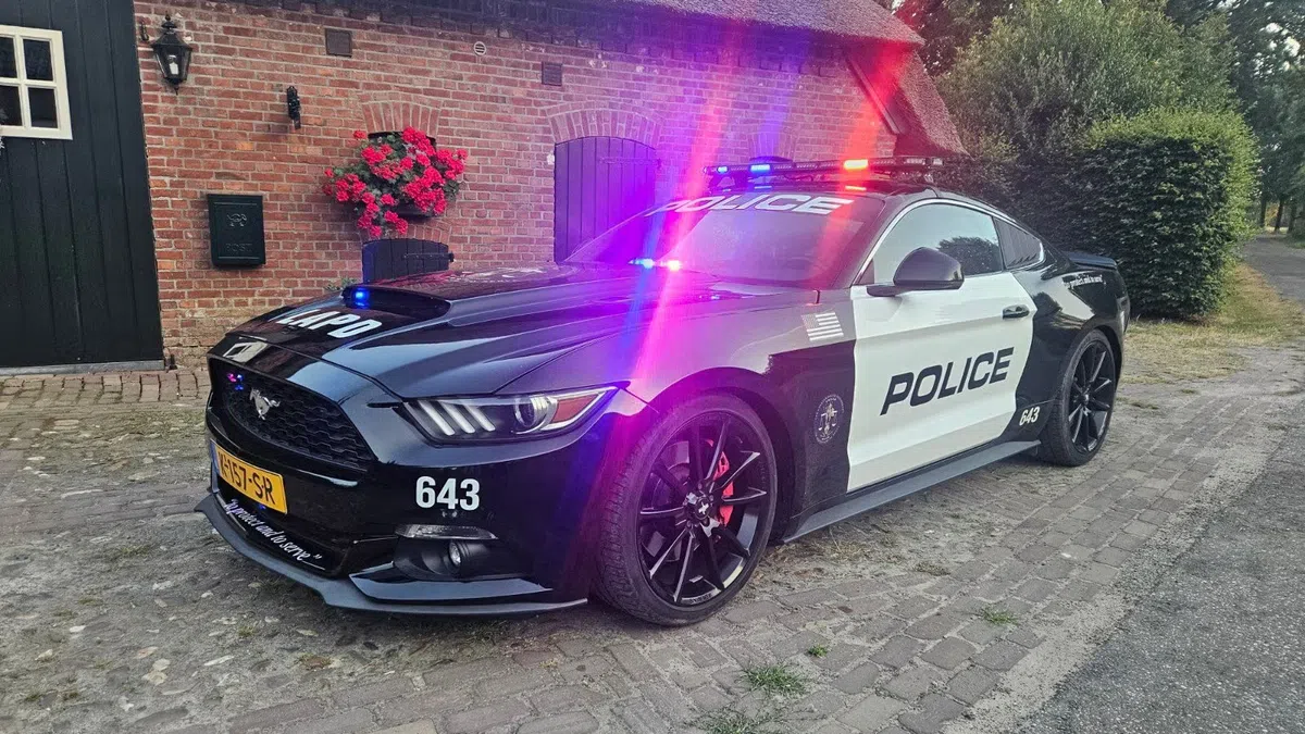 Koop deze legale (?) neppolitieauto op Marktplaats