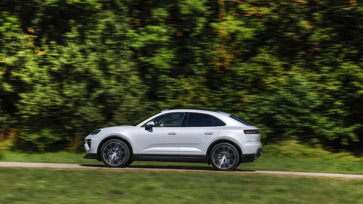 Porsche komt met nuttige nieuwtjes voor de Macan en dit kost het