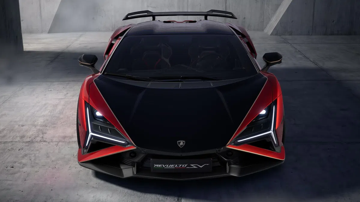 De extreem boos kijkende Lamborghini Revuelto SV is los