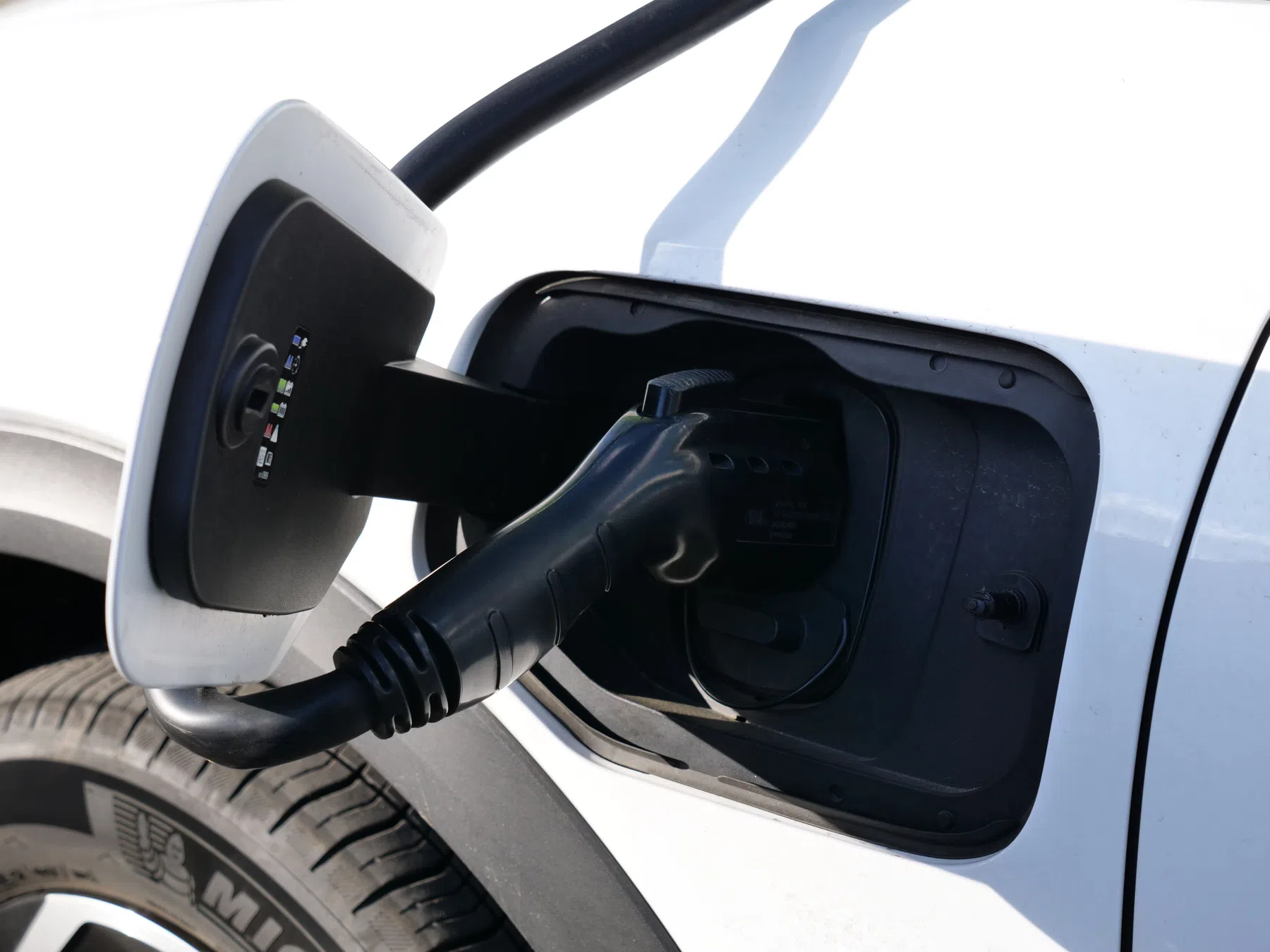 Waarom deze supermarkt jouw elektrische auto niet meer op het dak wil