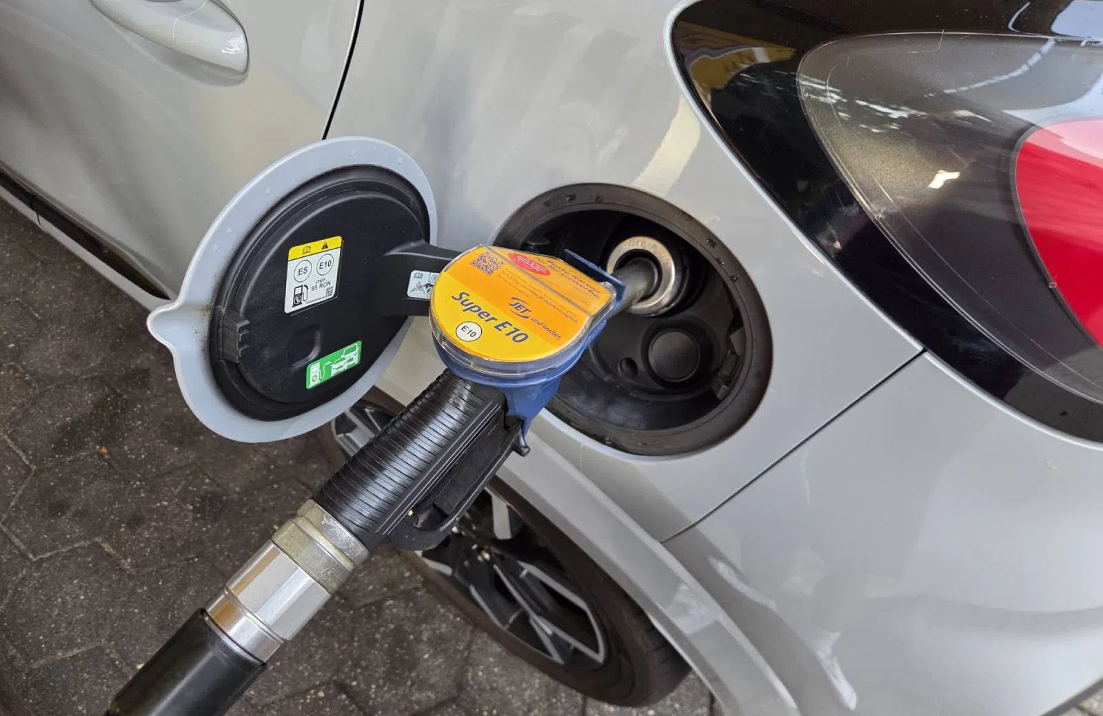 Brandstofverkoop stort in: Nederlanders tanken 450+ miljoen liter minder!