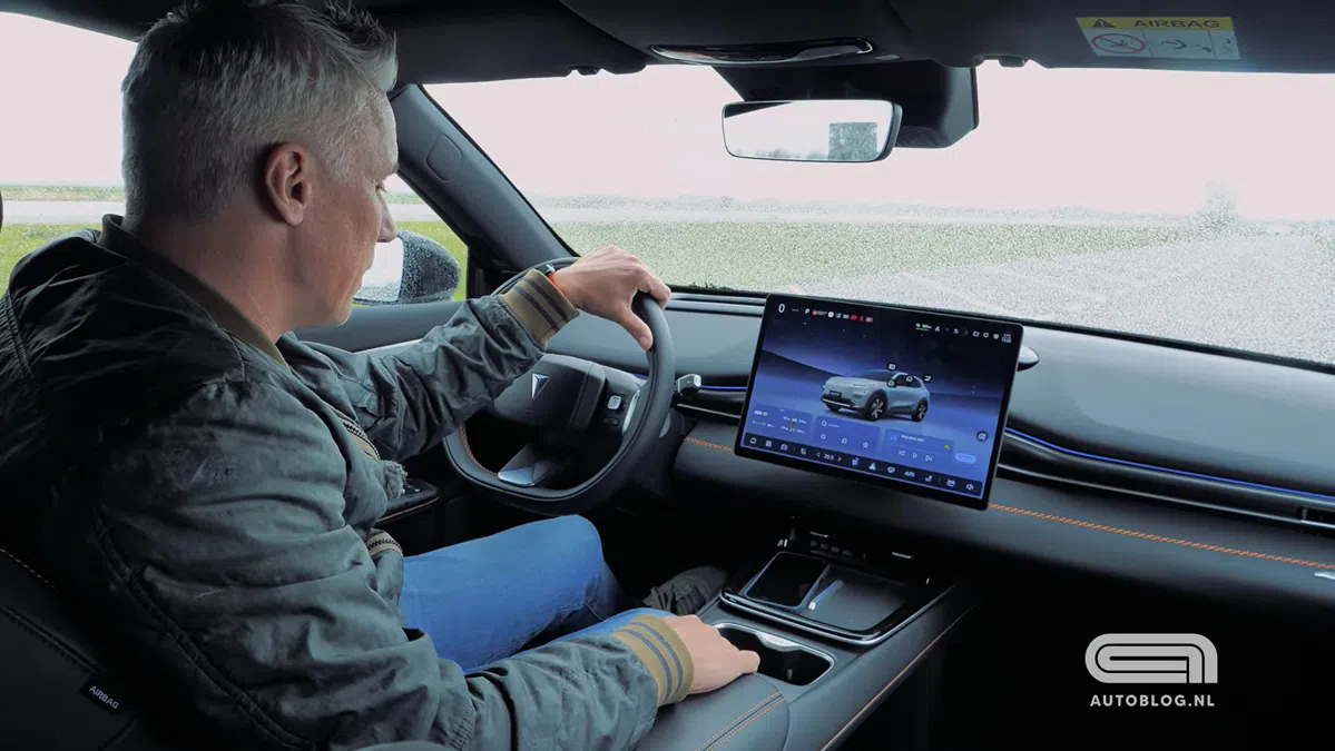 Waarom veel Nederlanders graag in een stilstaande auto zitten