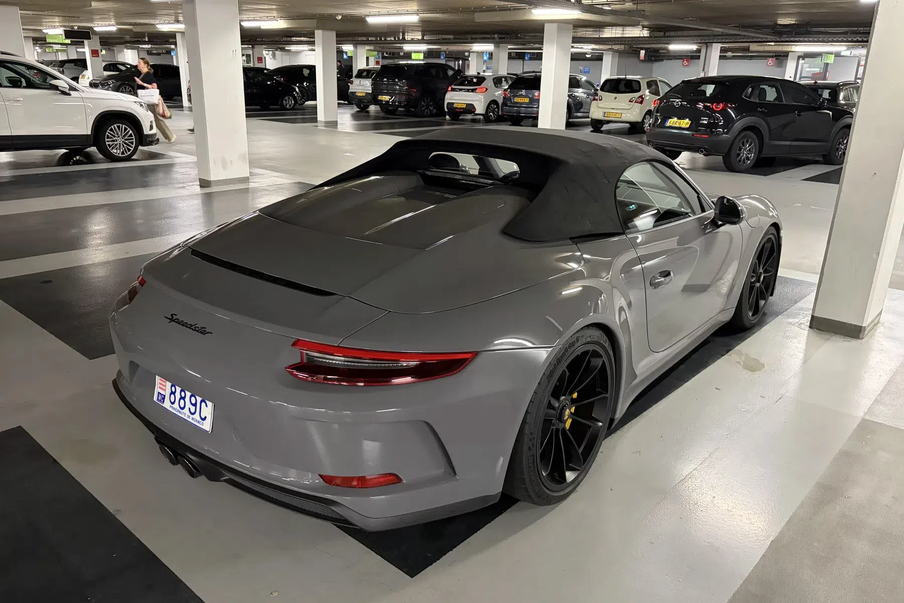 Zeldzame 911 uit Monaco brengt een bezoekje aan Eindhoven