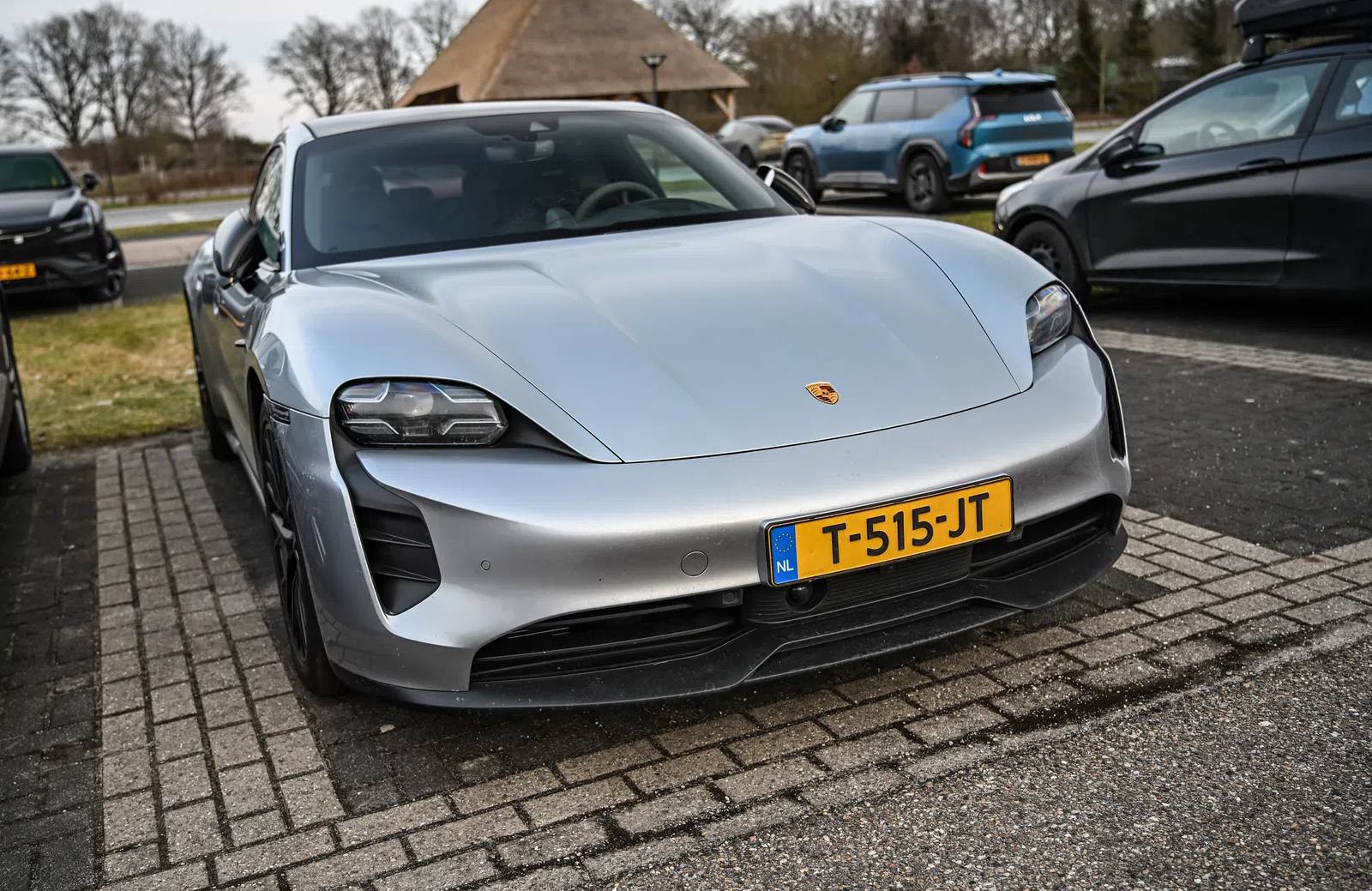 Porsche reageert fel op geruchten over einde Taycan