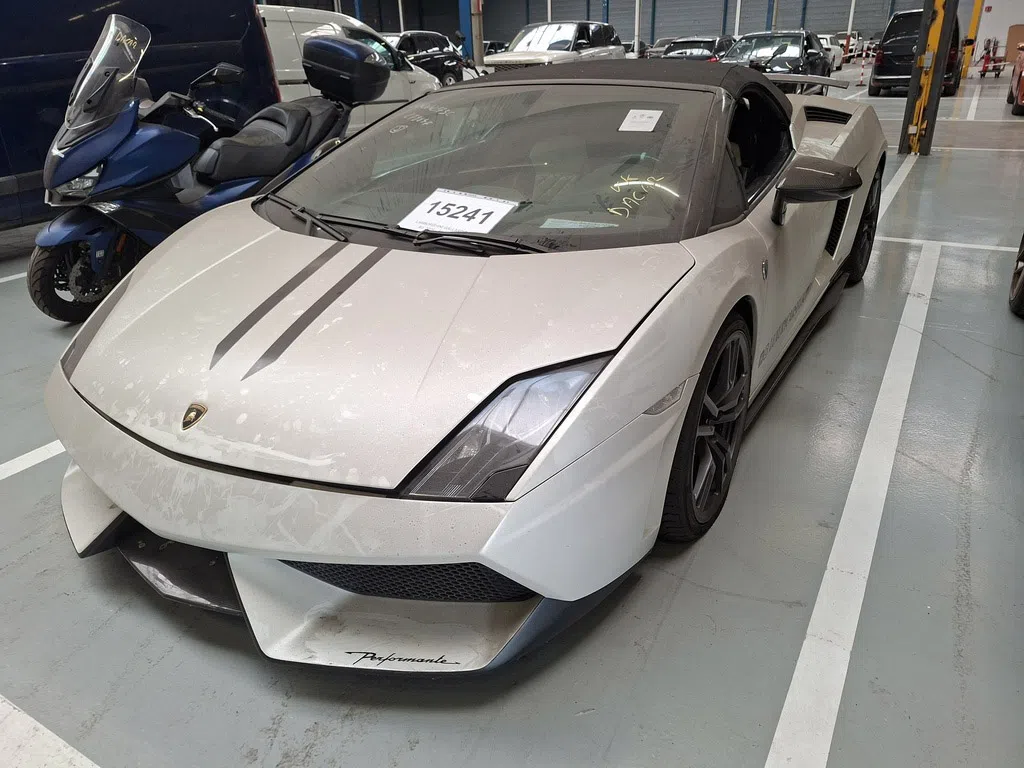 Koop deze neppe in beslag genomen Gallardo Spyder Performante