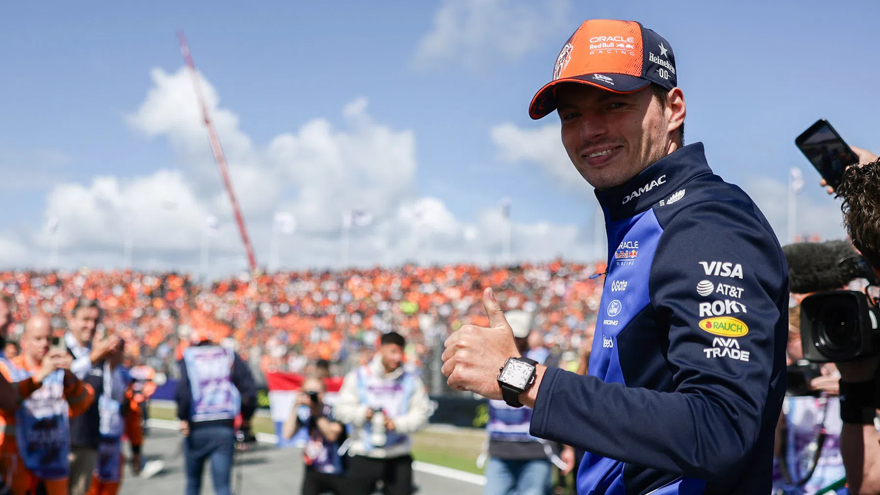 Max Verstappen gaat racen tegen 100 tegenstanders in één keer op Silverstone!