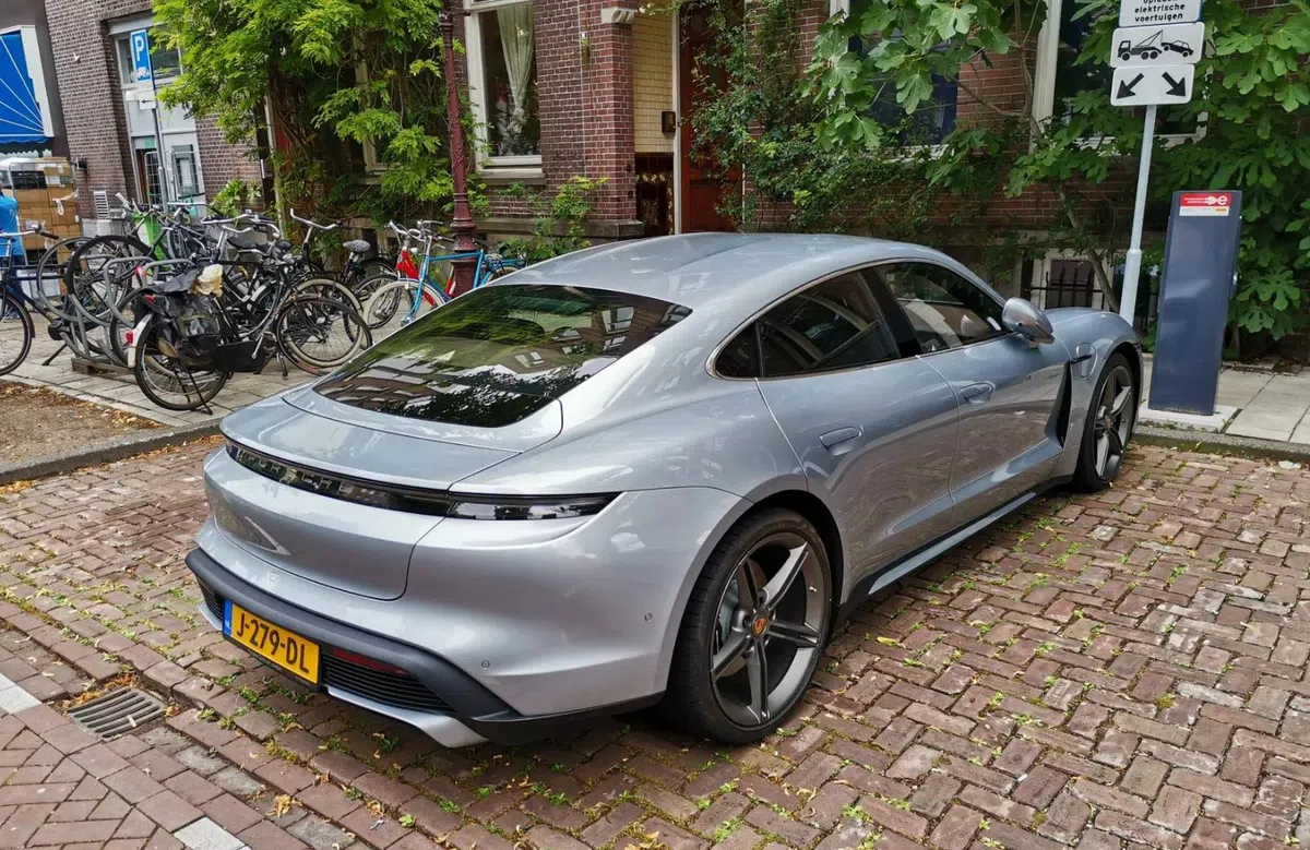 Kabinet, word wakker: verplichte EV-laadpalen moeten stoppen!
