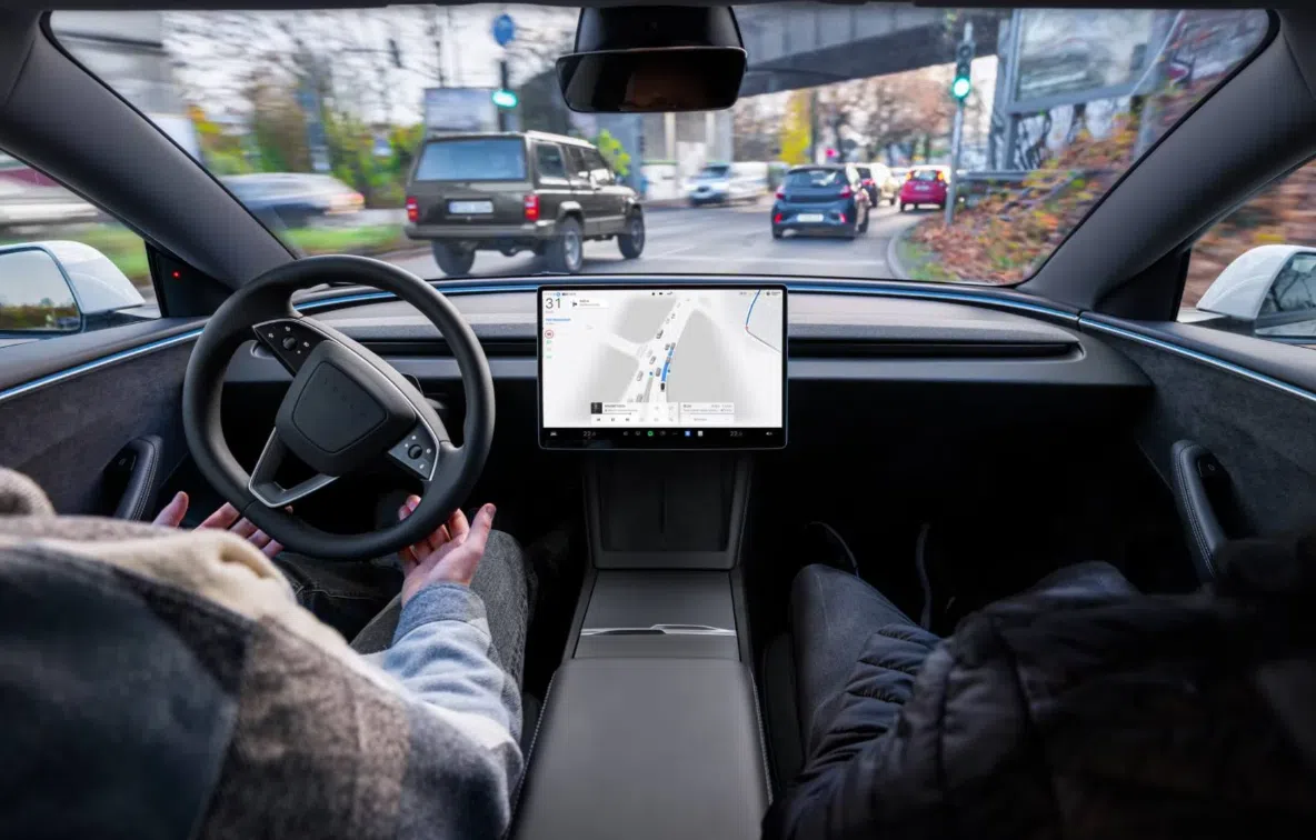 Deze irritante Tesla-rijders filmen zichzelf terwijl ze FSD misbruiken