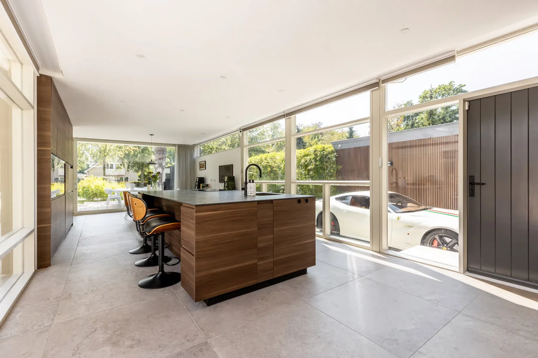 Villa met uitzicht op Ferrari F12 heeft nog een troef