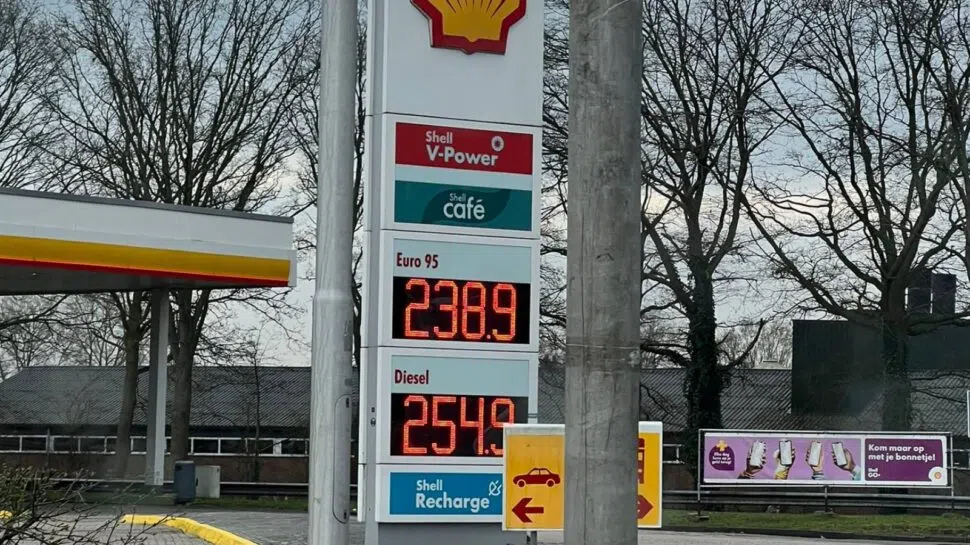 Onderzoek: Hoge benzineprijs dwingt de Nederlander tot serieuze bezuinigingen