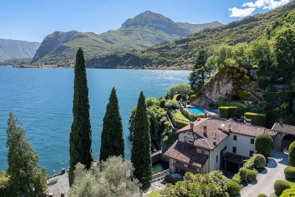 Huizencrisis? Voor een spotprijs koop je dit James Bond-huis aan het Comomeer