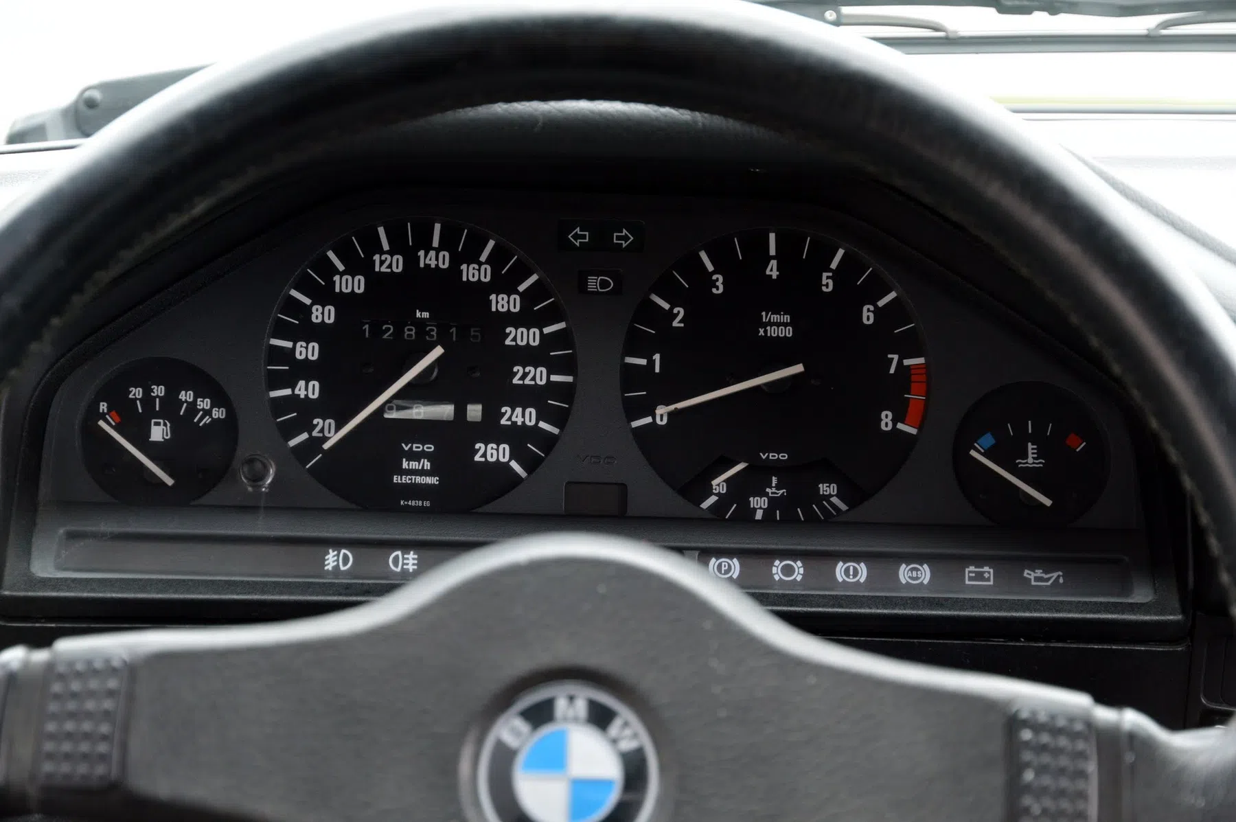 Digitale tellers voor je oude BMW E30: cool of heiligschennis?