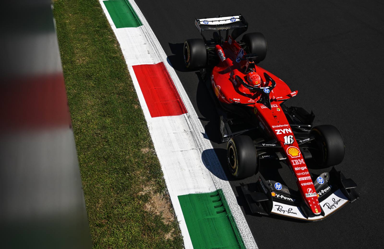 VIDEO: GIGA-crash voor Ferrari op Monza legt de race stil! 