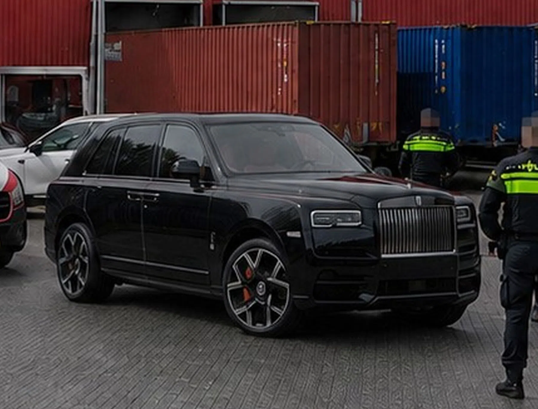 Grote bende luxeautodieven wordt onderschept door politie in haven Rotterdam
