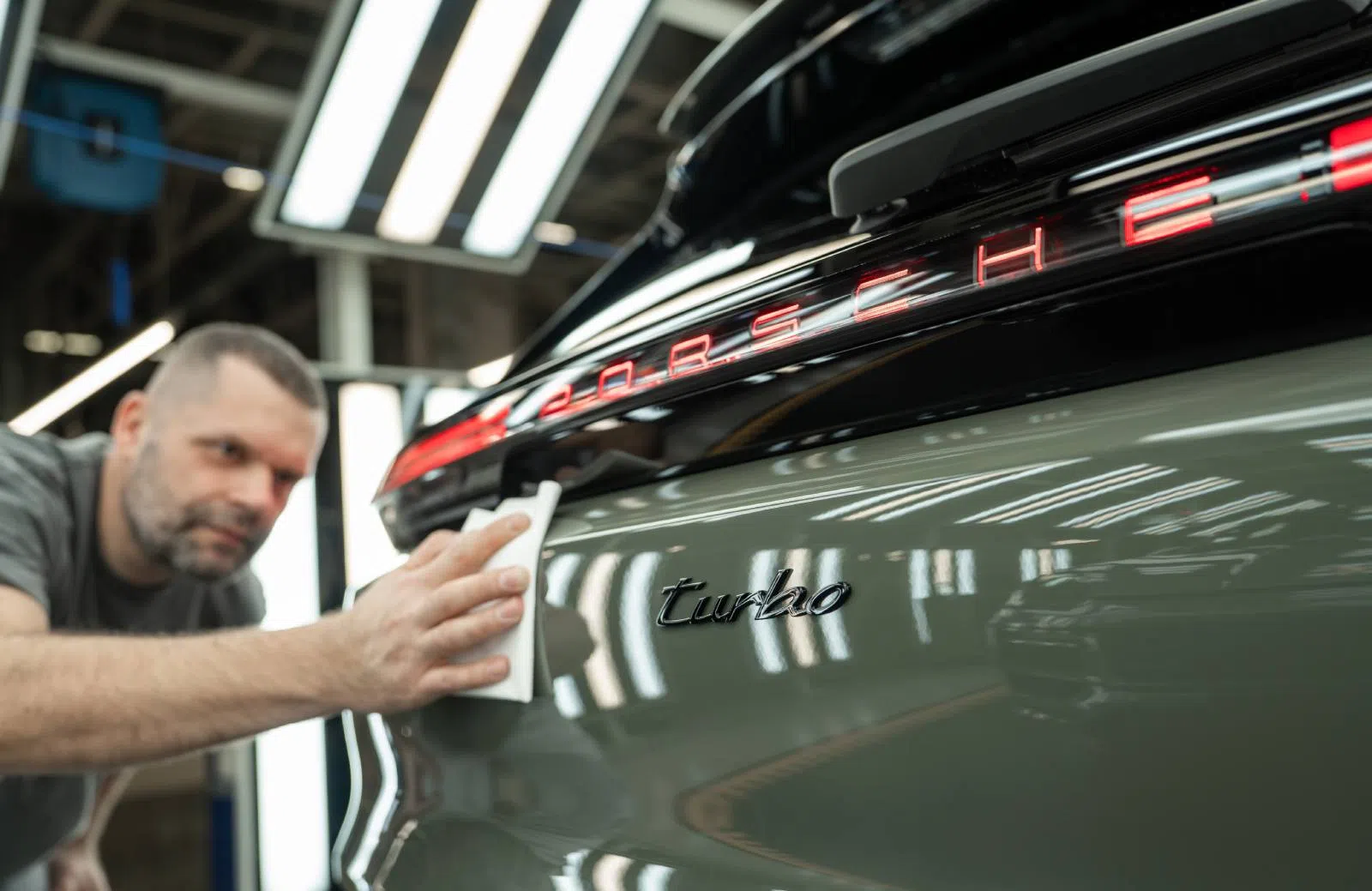 Porsche verkoopt aandelen in Bugatti, geeft geld aan personeel