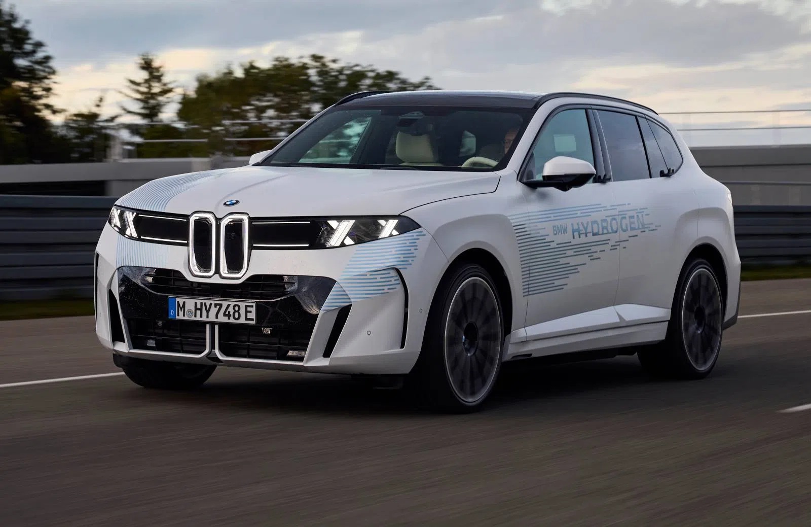 BMW blijft vasthouden aan waterstof en start praktijktesten en serieproductie