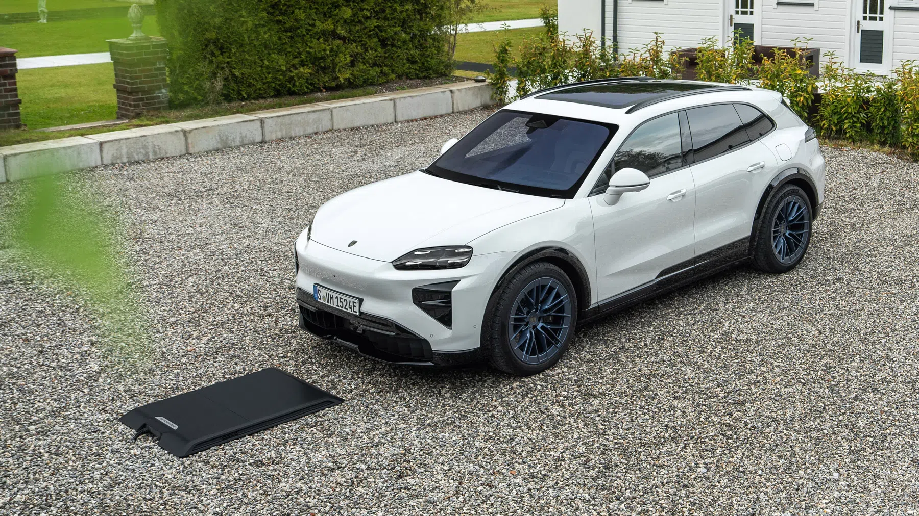 Je kunt je elektrische Cayenne nu draadloos opladen (en dit kost het)