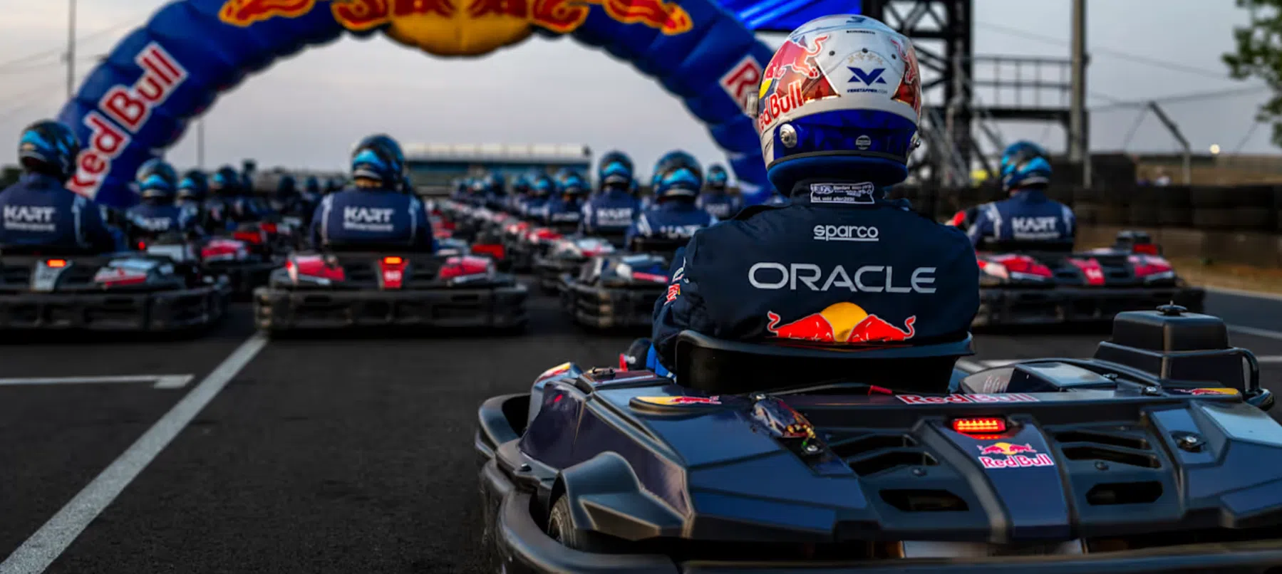 Max Verstappen maakt gehakt van 100 tegenstanders