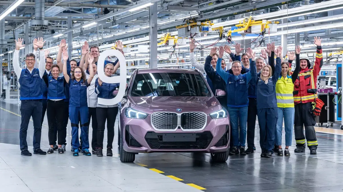 BMW bereikt bizarre productiemijlpaal met deze paarse iX1