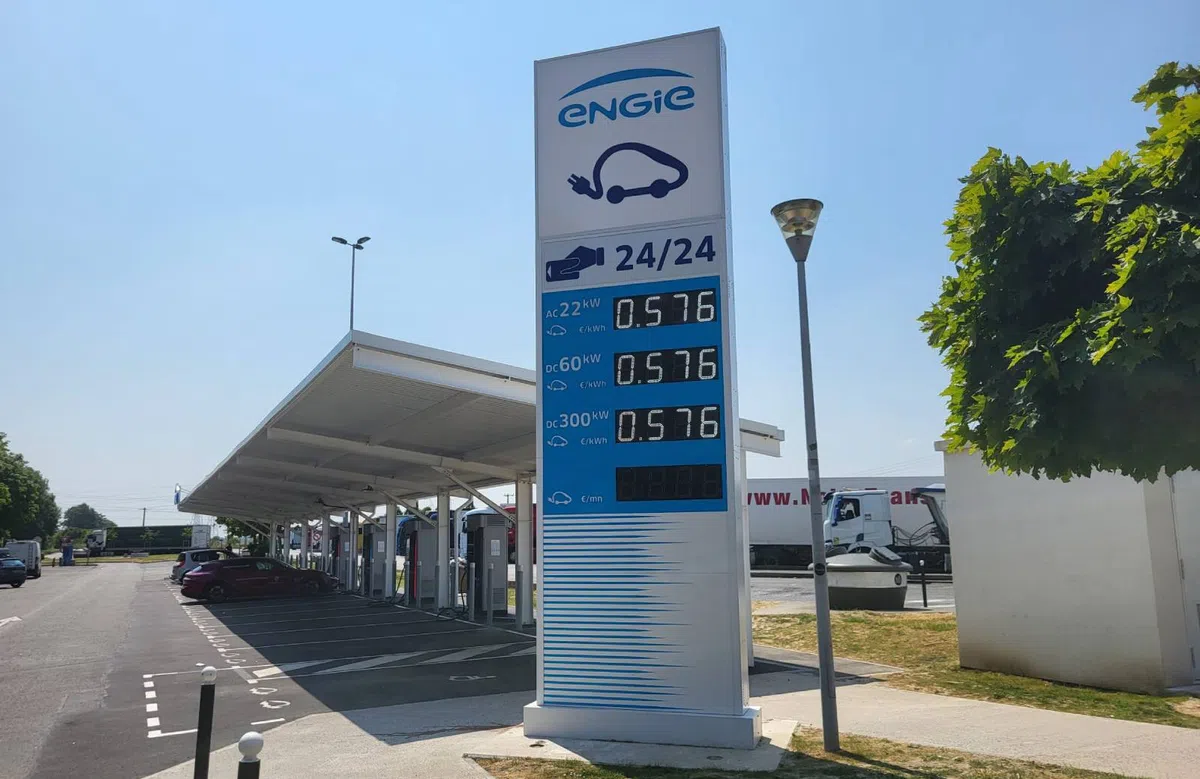 Zo is een EV opladen DUURDER dan een benzineauto tanken