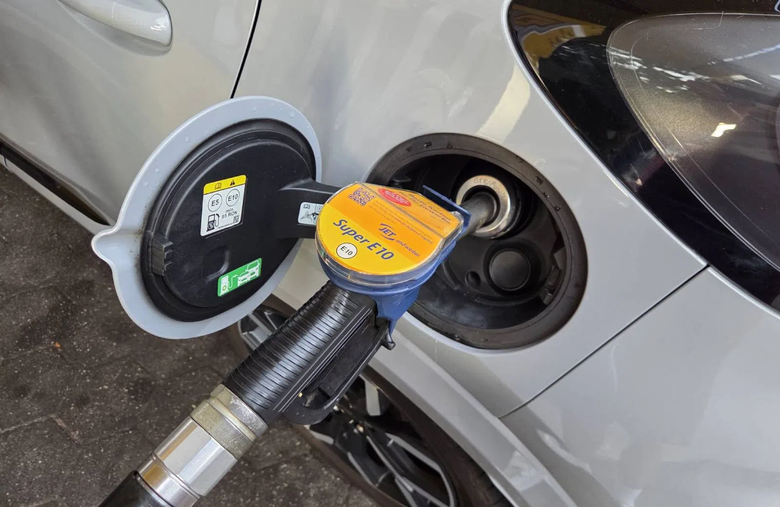 Tanken in Duitsland wordt volgende maand VEEL goedkoper! 