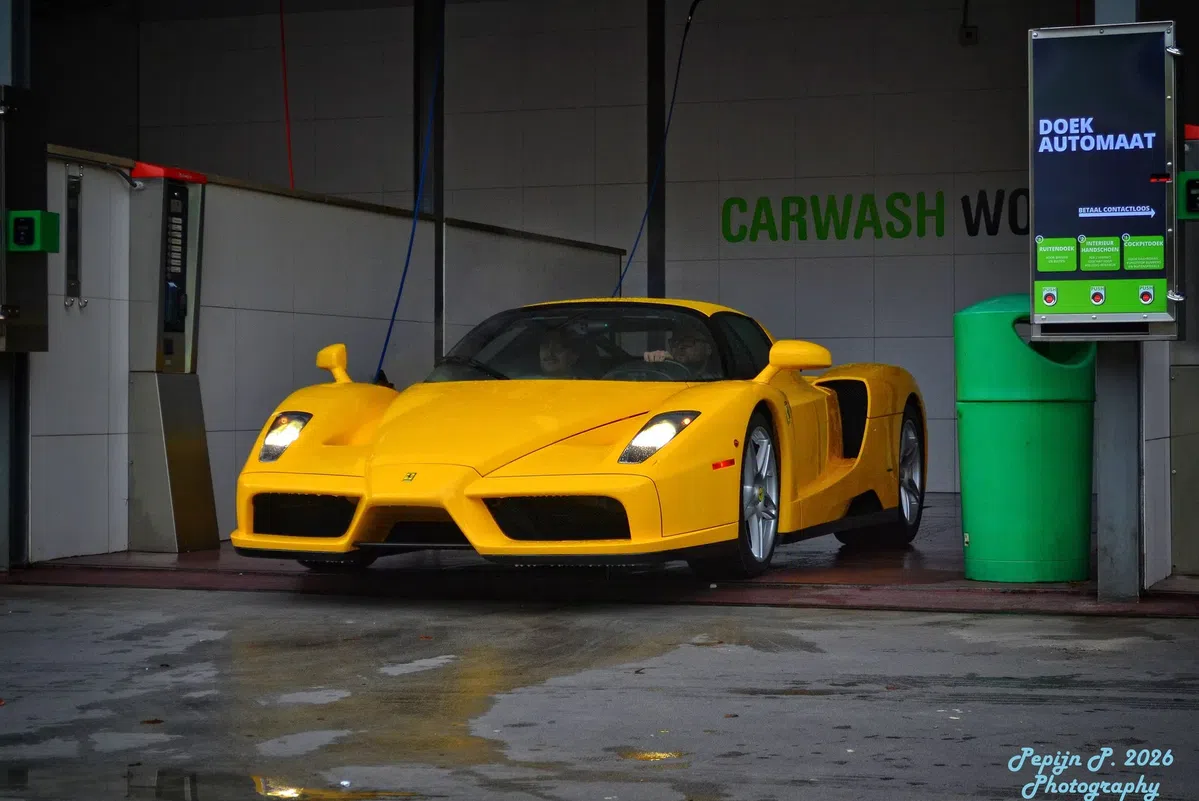 Uniek: een gele Ferrari Enzo duikt op bij de carwash