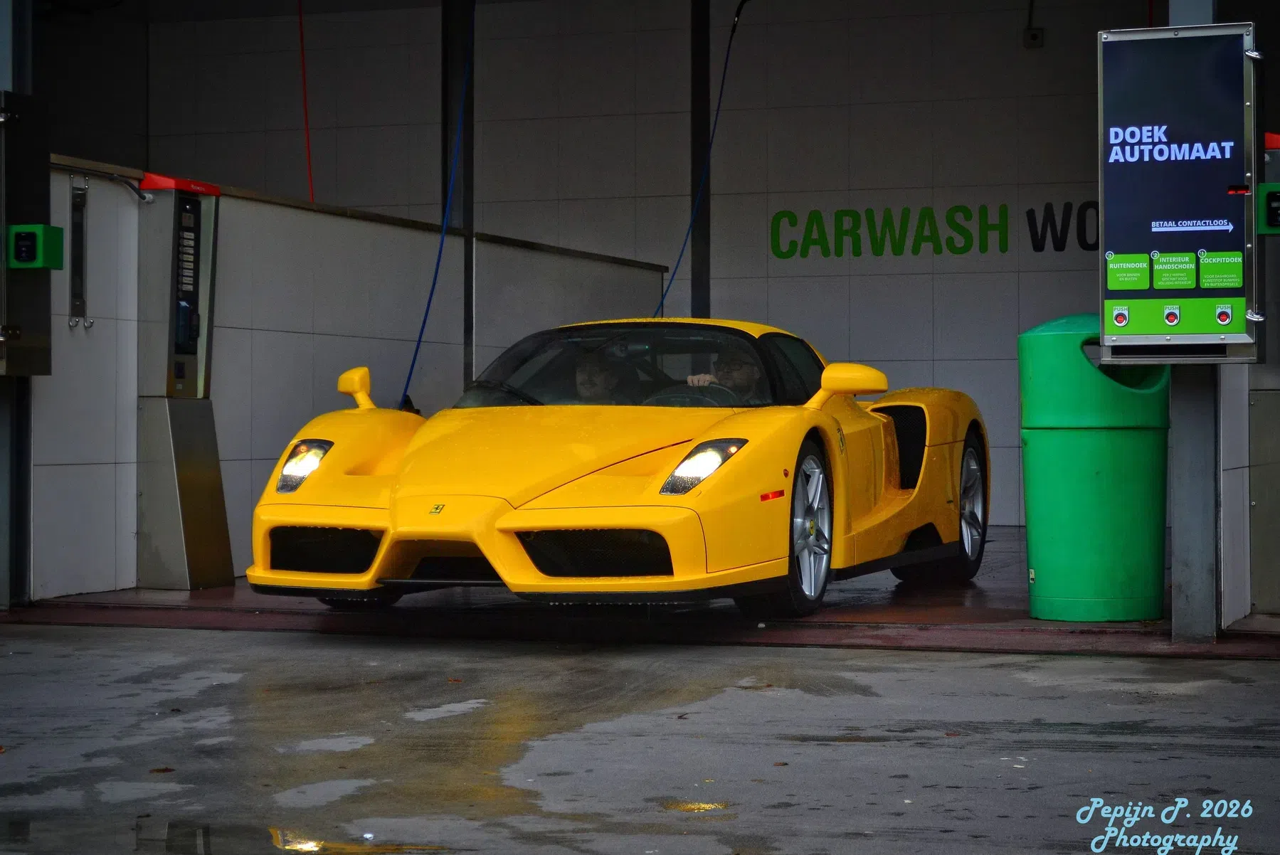 Ge(i)le Ferrari Enzo brengt een bezoekje aan de carwash