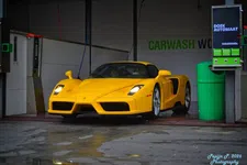 Thumbnail for article: Uniek: een gele Ferrari Enzo duikt op bij de carwash