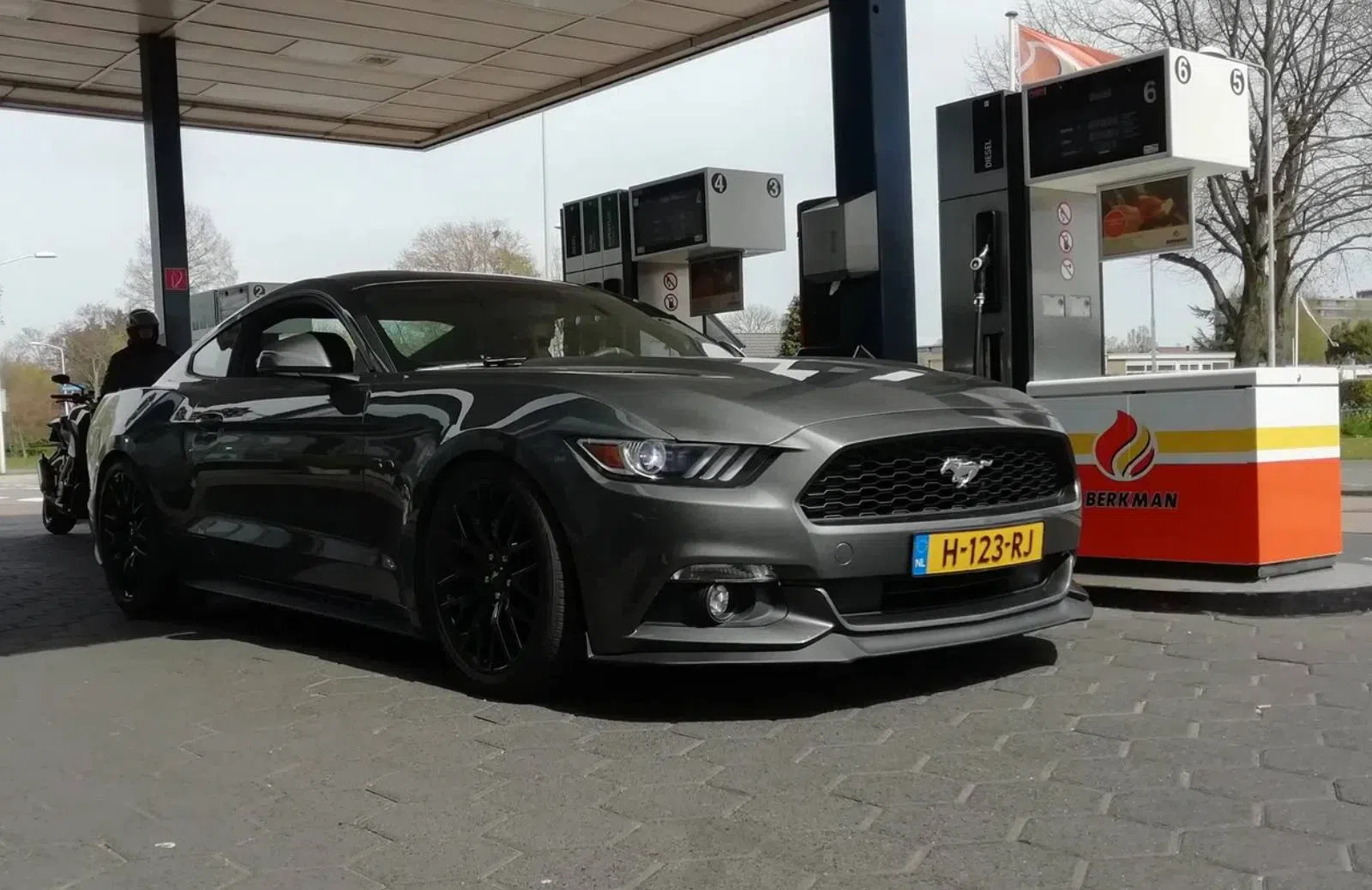Tanken in het buitenland? Als je hier woont, loont het!