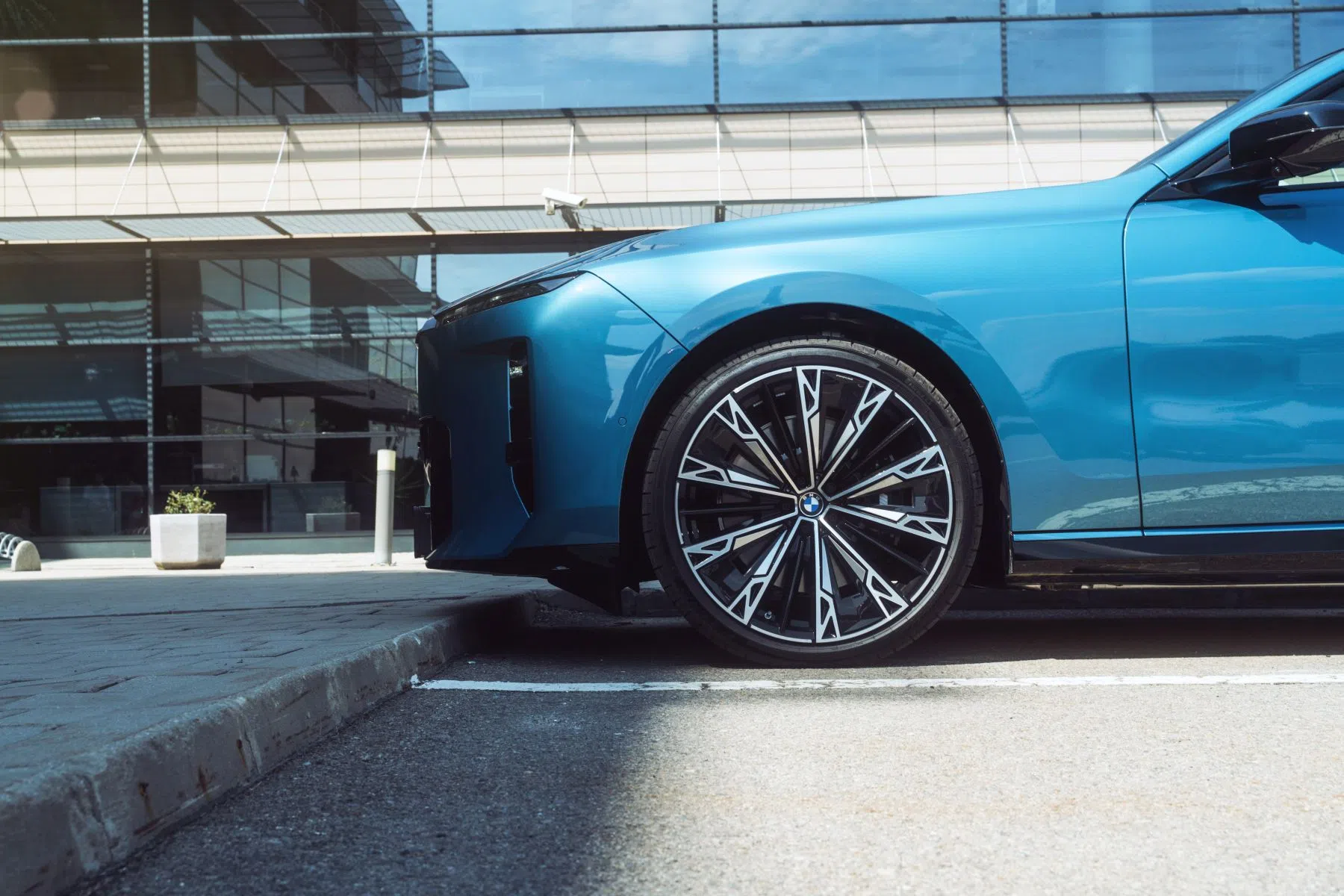 BMW i7 in Maldives Blue maakt het bijna een mooie auto