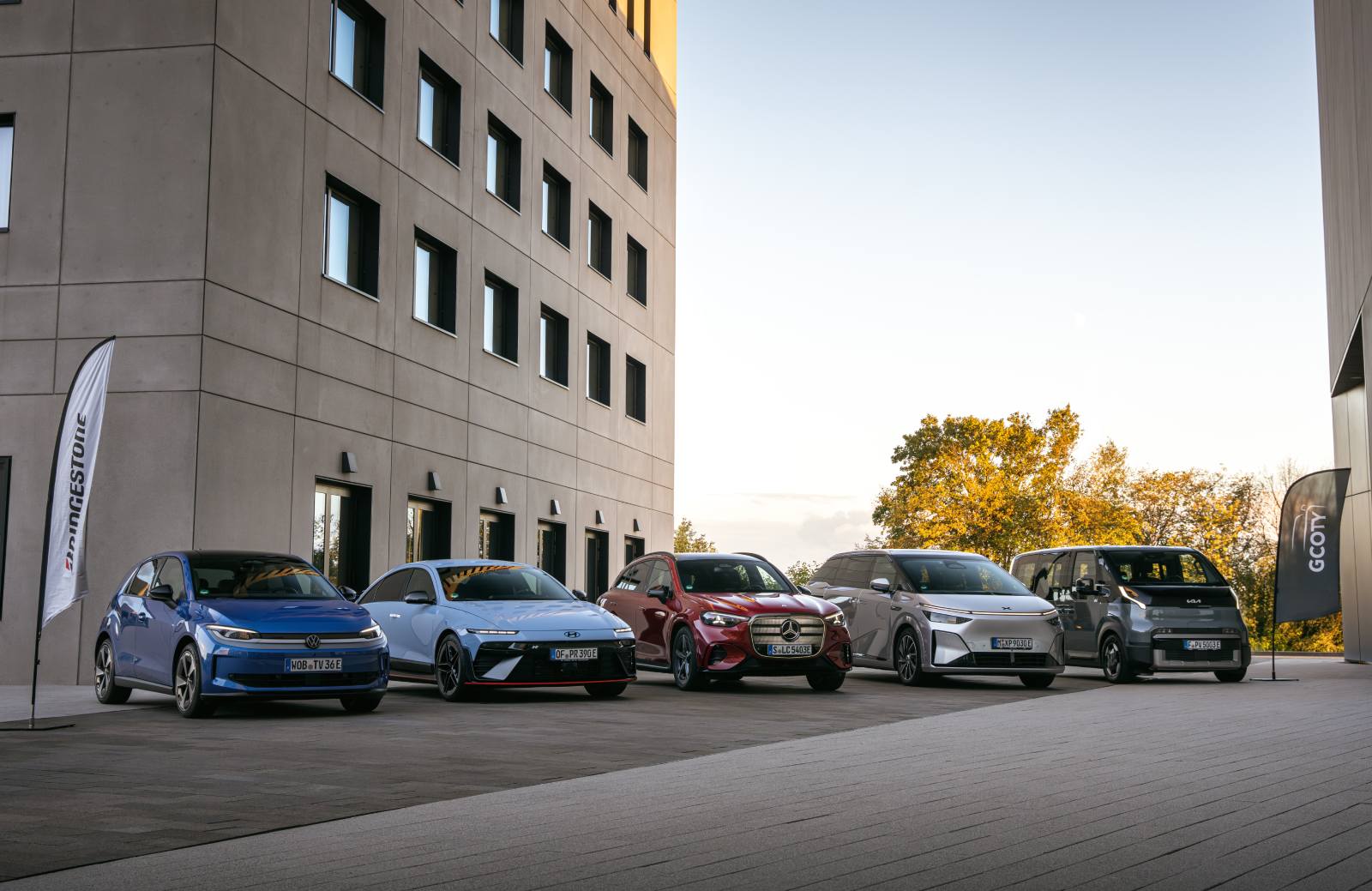 Duitse compacte Auto van het Jaar is bijna vijf meter lang en weegt bijna 2.200 kg