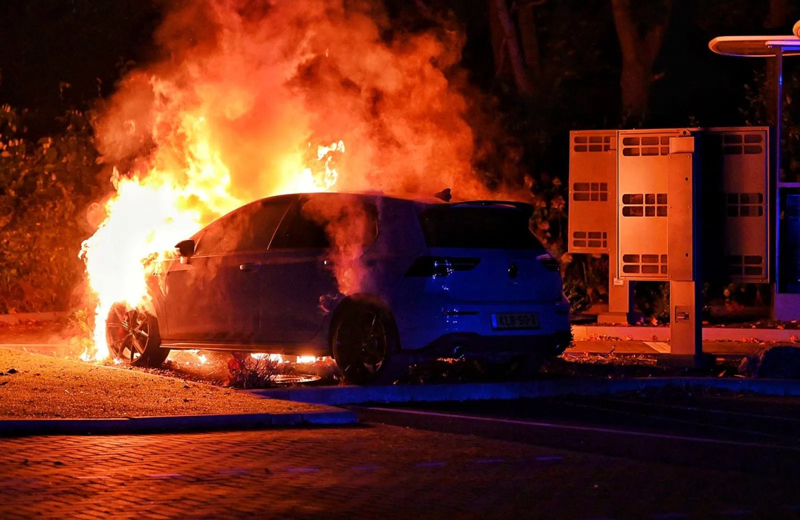 LOL: Golf GTI brandt uit na crash in Brabantse McDrive!