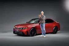 Thumbnail for article: Geen verrassing: de BMW 3-serie lijkt sterk op de i3 en er komt een M350