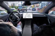 Thumbnail for article: Belgisch onderzoek: Tesla FSD rijdt te hard en haalt illegaal in!