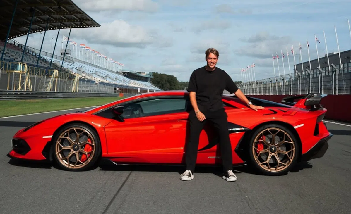 22-jarige Nederlandse jongen koopt Aventador SVJ