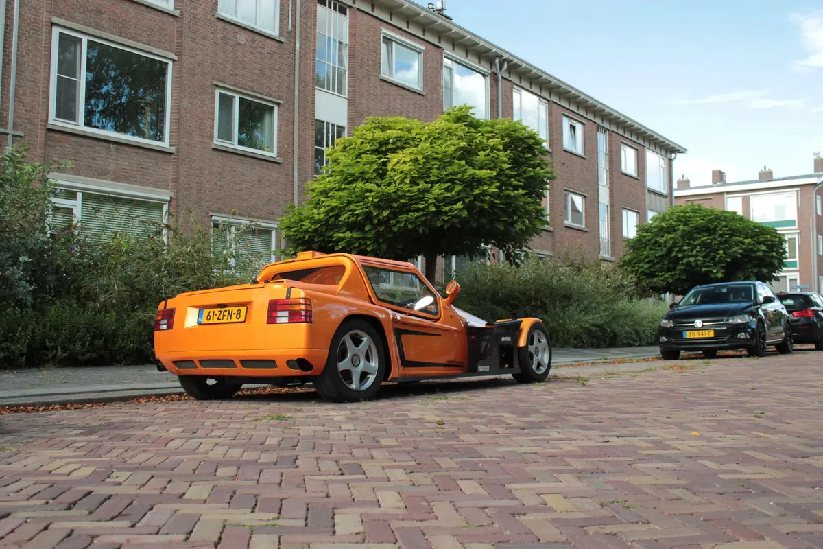 Welk gek apparaat staat hier in Voorburg langs de straat geparkeerd?