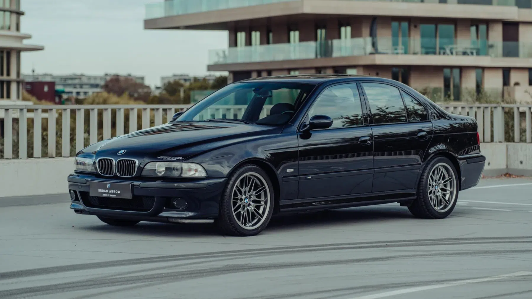 De enige BMW M5 met een W10 wordt geveild in België