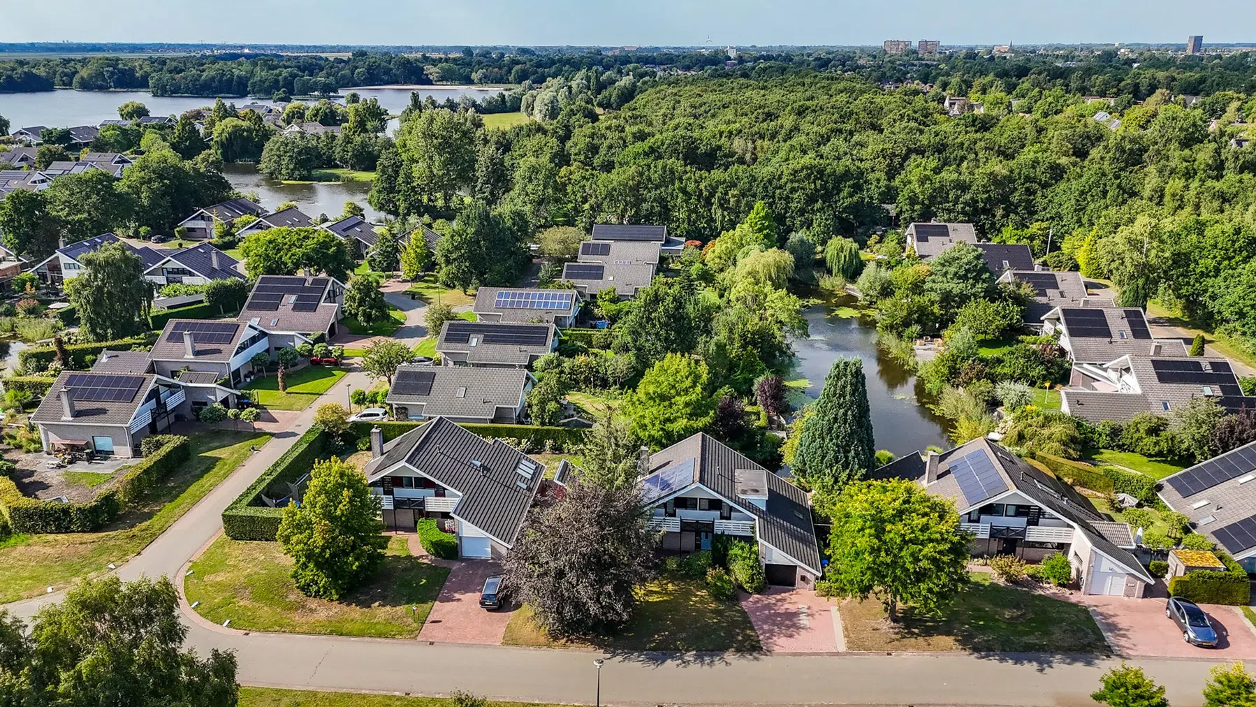 Villa van Jutta Leerdam staat te koop, mét Porsche voor de deur